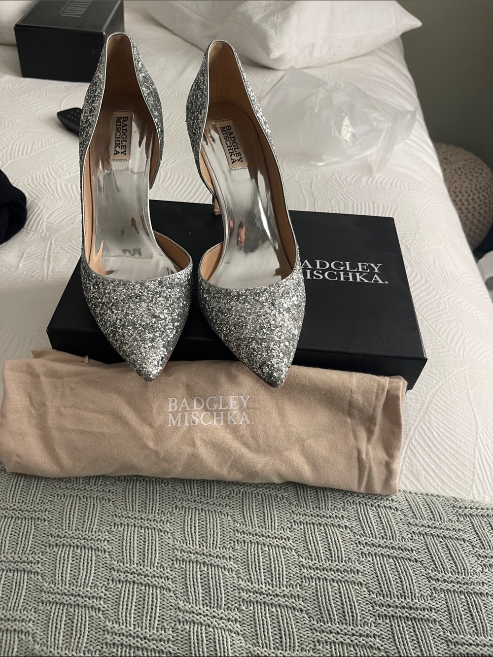 Badgley Mischka Silver Glitter Pointed Toe D'Orsay Pumps